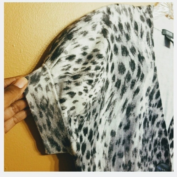 Kenneth Cole | Animal Print Silk Blend Short Sleeve Cardigan Sweater (Medium) - Picture 5 of 8
